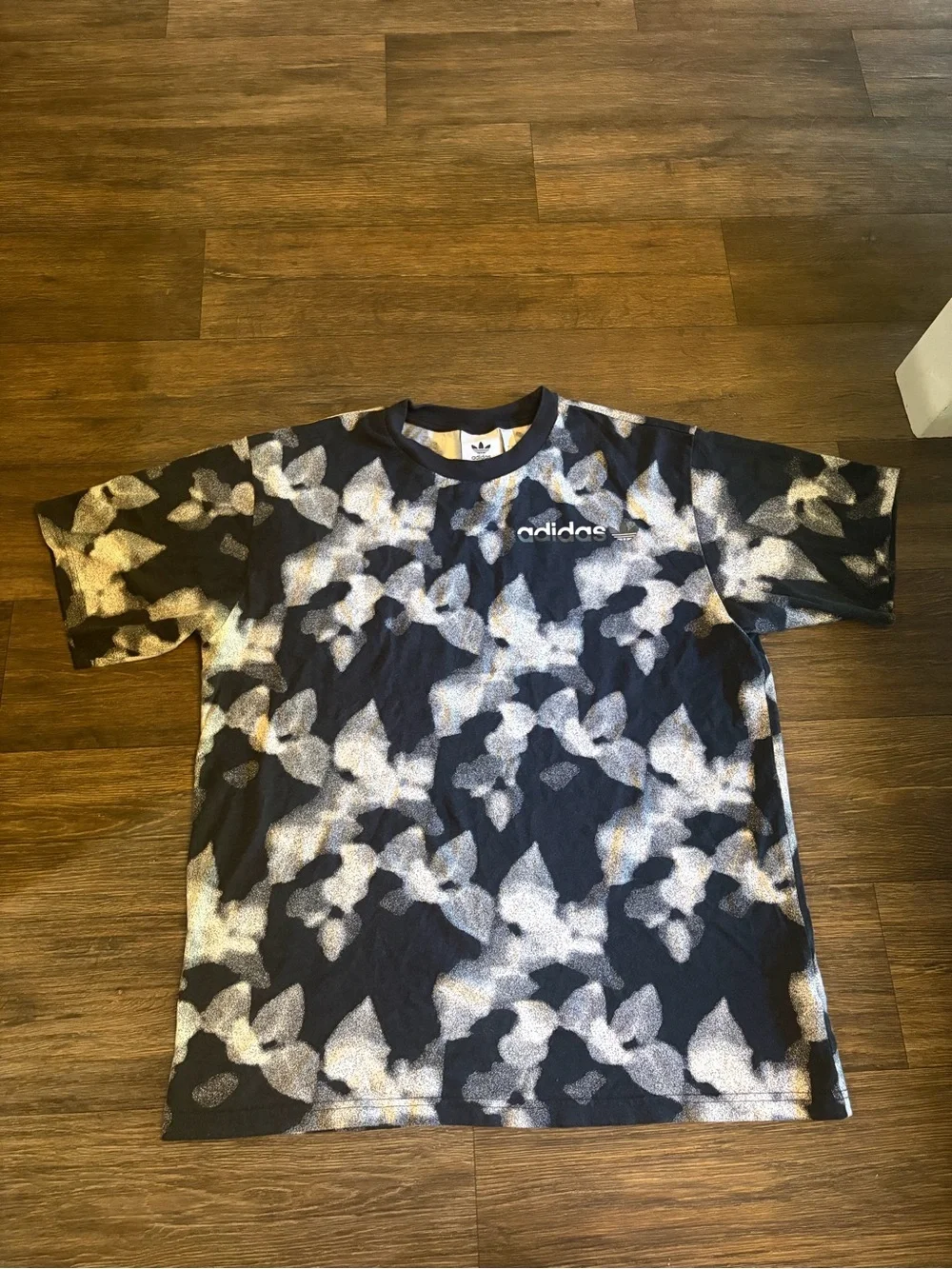 Adidas Originals Men's Winter Leaves Allover Print Activewear Causal Tee Large